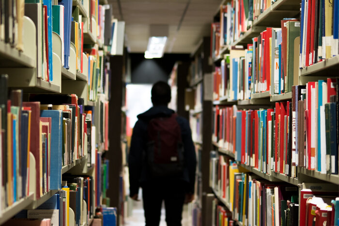 Student in bibliotheek