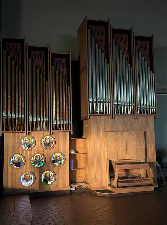 Barokorgel met engelenglasramen