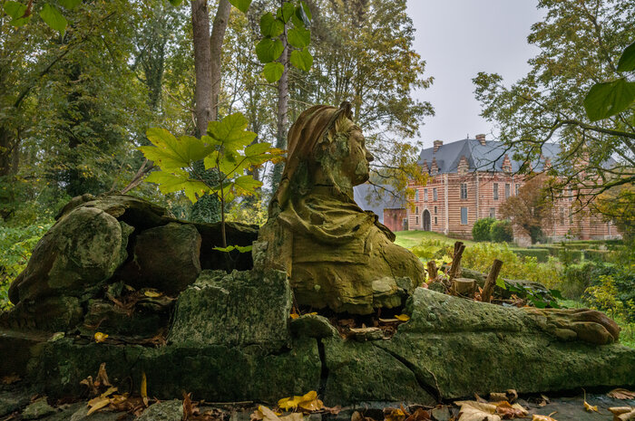 Sfinx met het Kasteel van Heers op de achtergrond