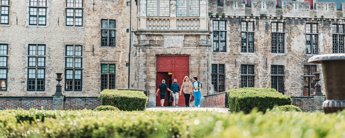 Bezoekers gaan binnen in het Kasteel van Laarne