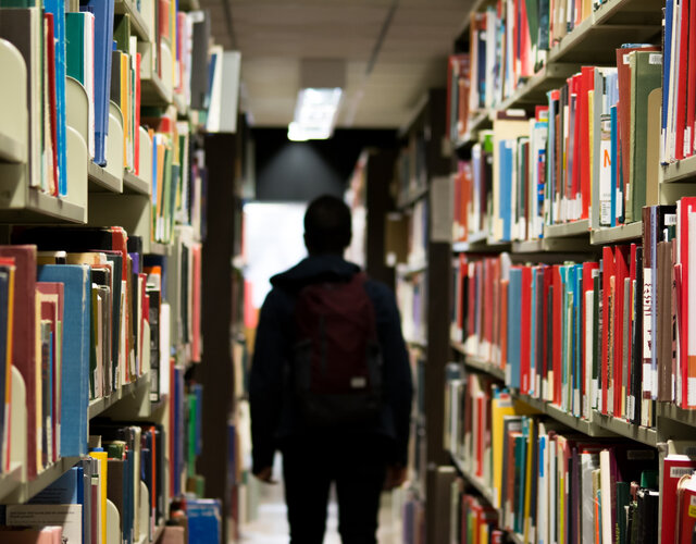 Student in bibliotheek