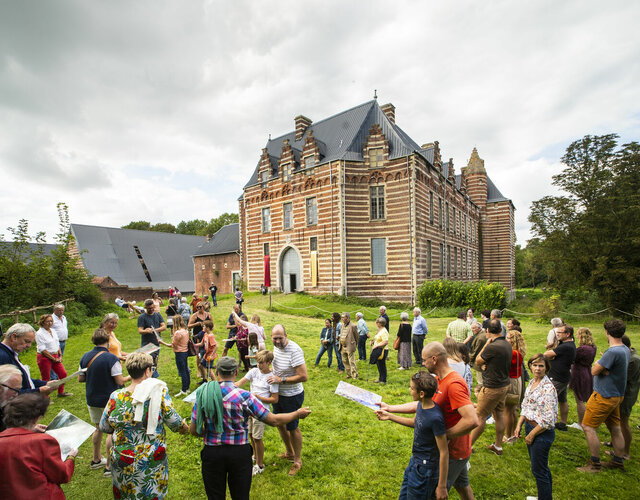 Kasteel van Heers buitenopname met publiek