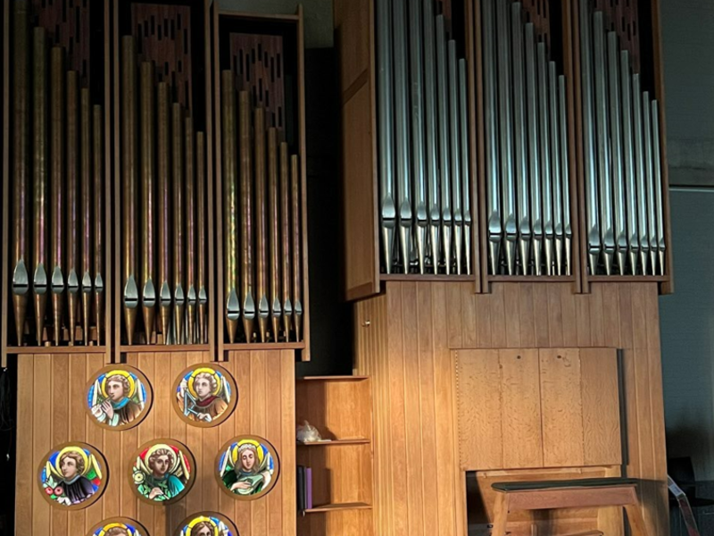 Barokorgel met engelenglasramen